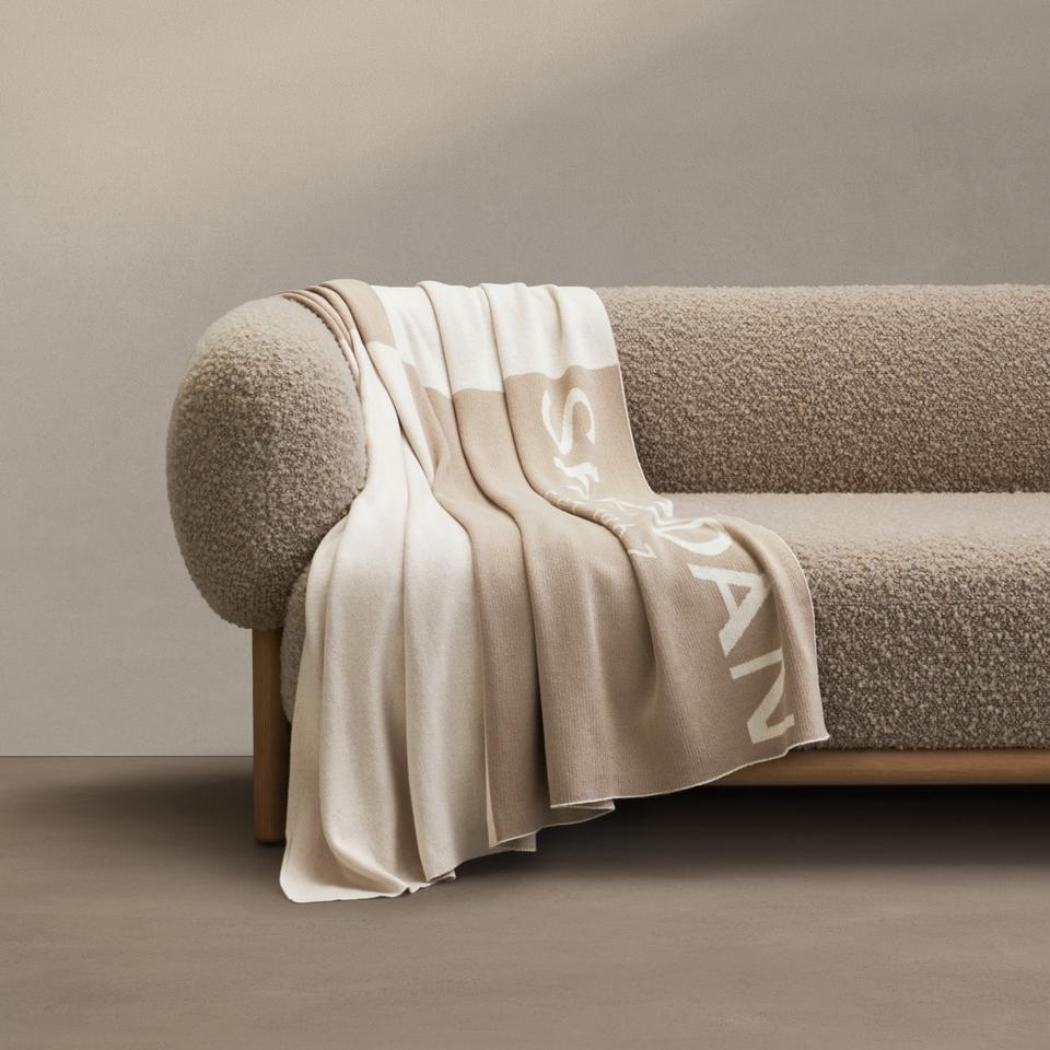 Logo Throw in sesame